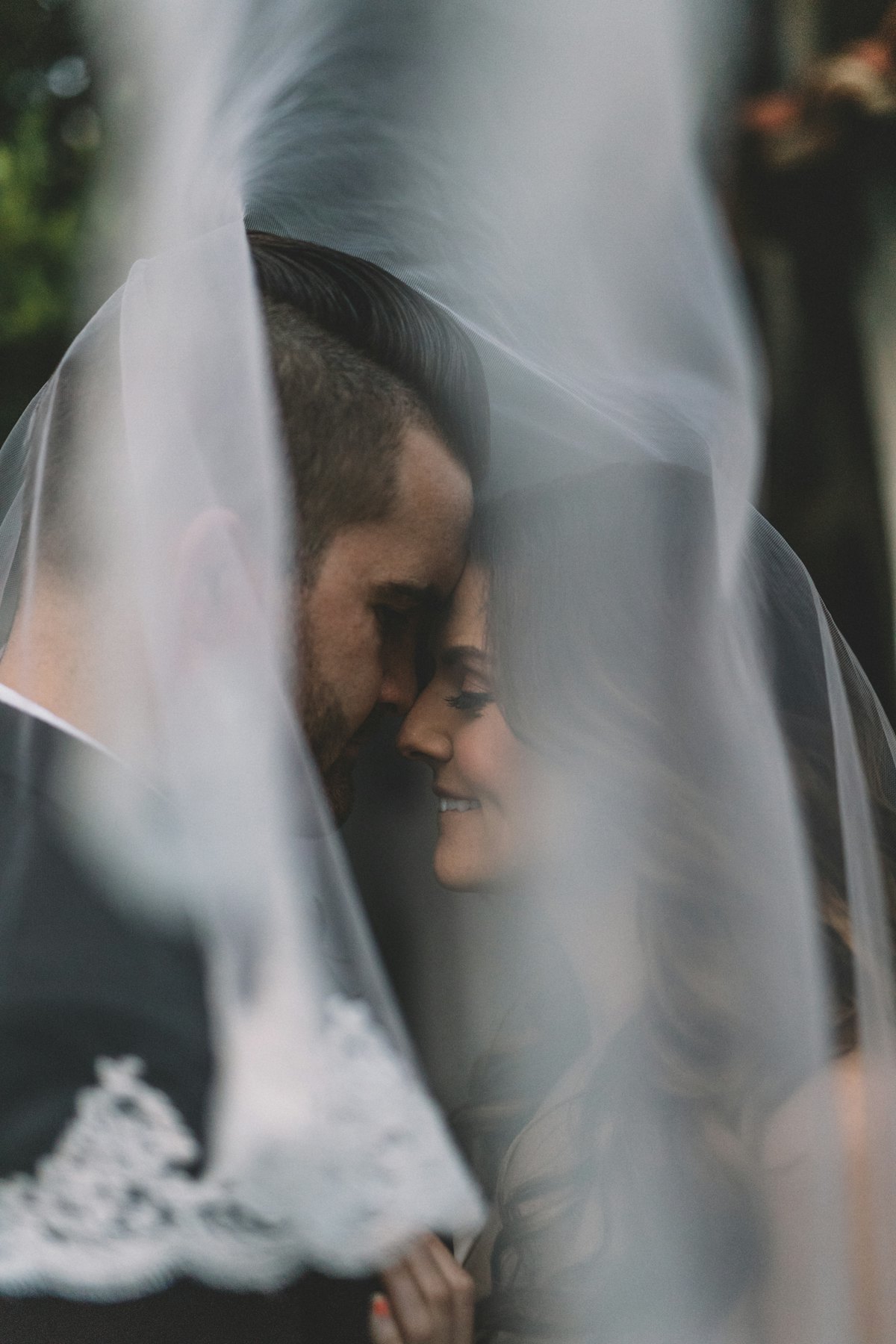 Novios abrazados bajo el velo